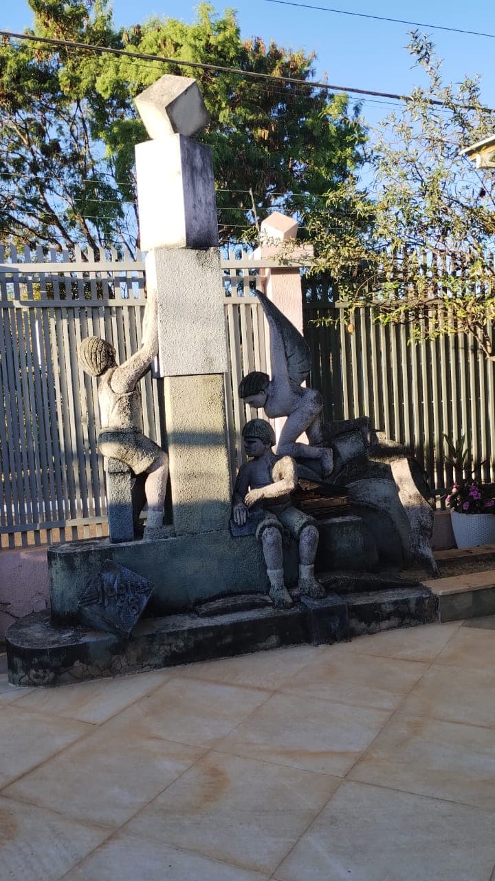 Escultura em concreto nº 10 — obra de Emicles Nogueira Nobre, escultor em Brasília (DF)