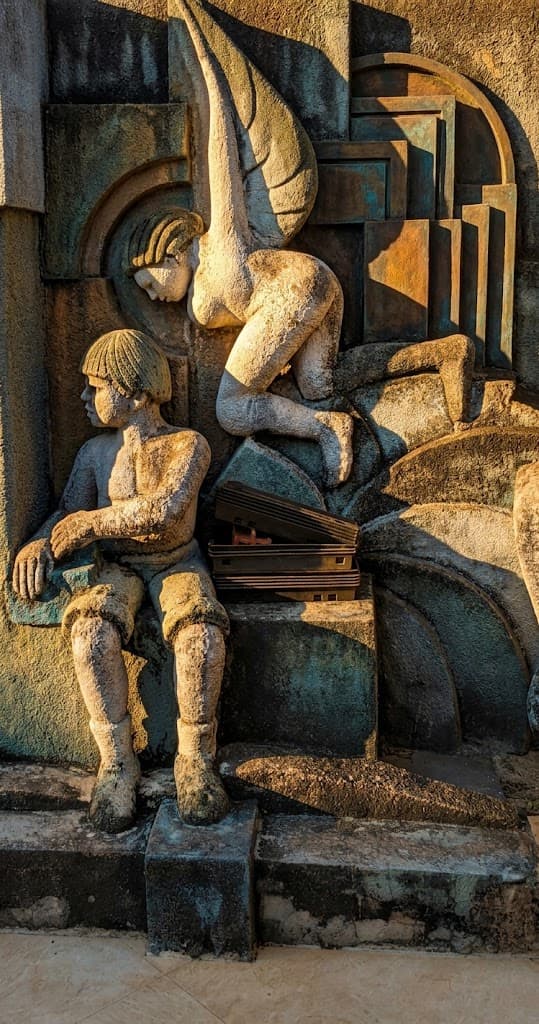 Escultura em concreto nº 11 — obra de Emicles Nogueira Nobre, escultor em Brasília (DF)