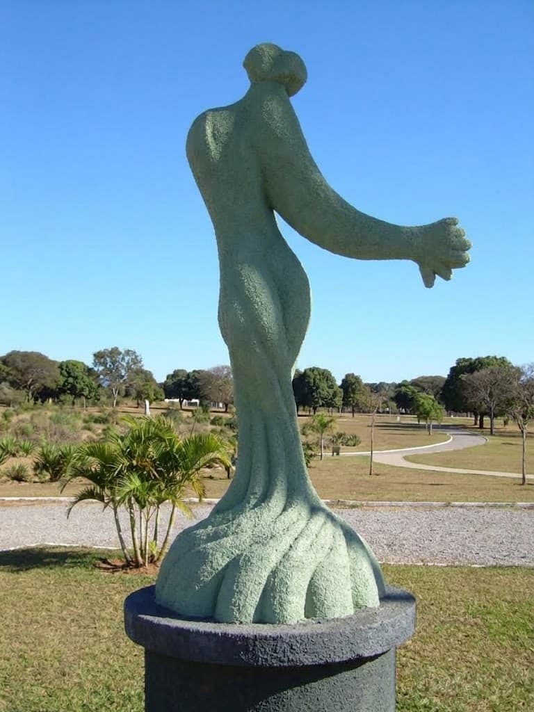 Escultura em concreto nº 16 — obra de Emicles Nogueira Nobre, escultor em Brasília (DF)