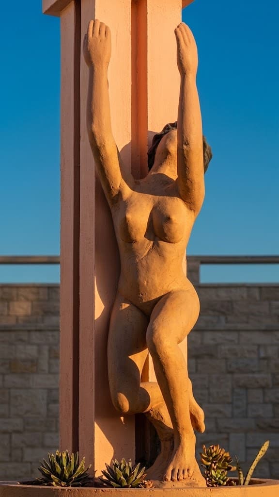 Escultura em concreto nº 19 — obra de Emicles Nogueira Nobre, escultor em Brasília (DF)
