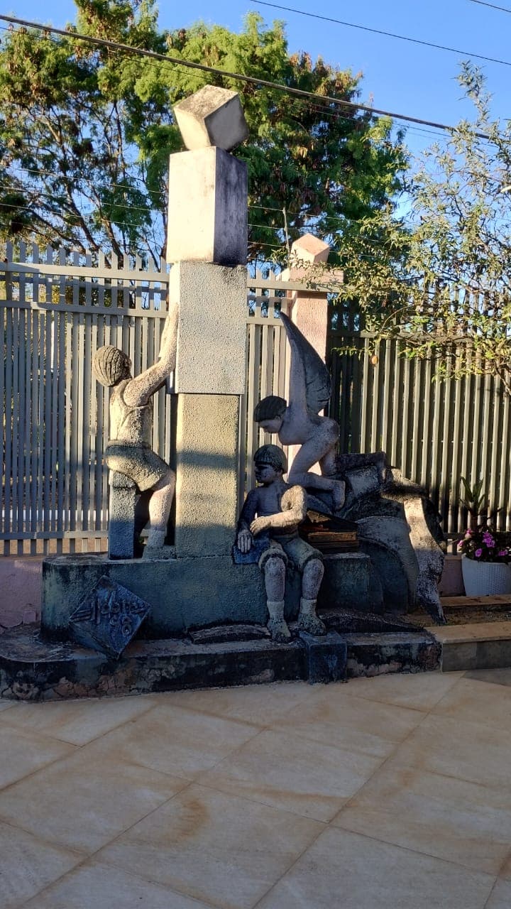 Escultura em concreto nº 3 — obra de Emicles Nogueira Nobre, escultor em Brasília (DF)