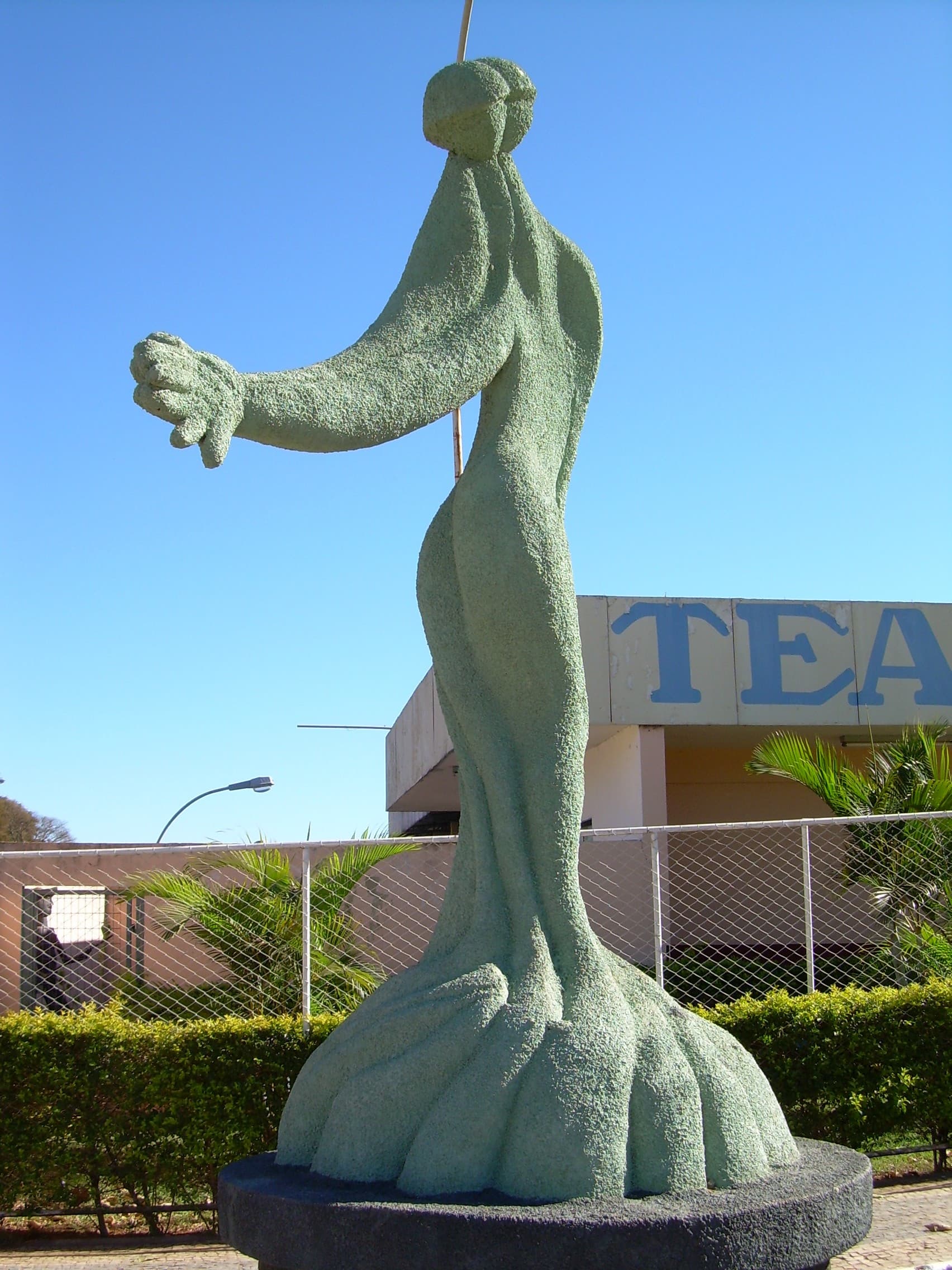 Escultura em concreto nº 13 — obra de Emicles Nogueira Nobre, escultor em Brasília (DF)