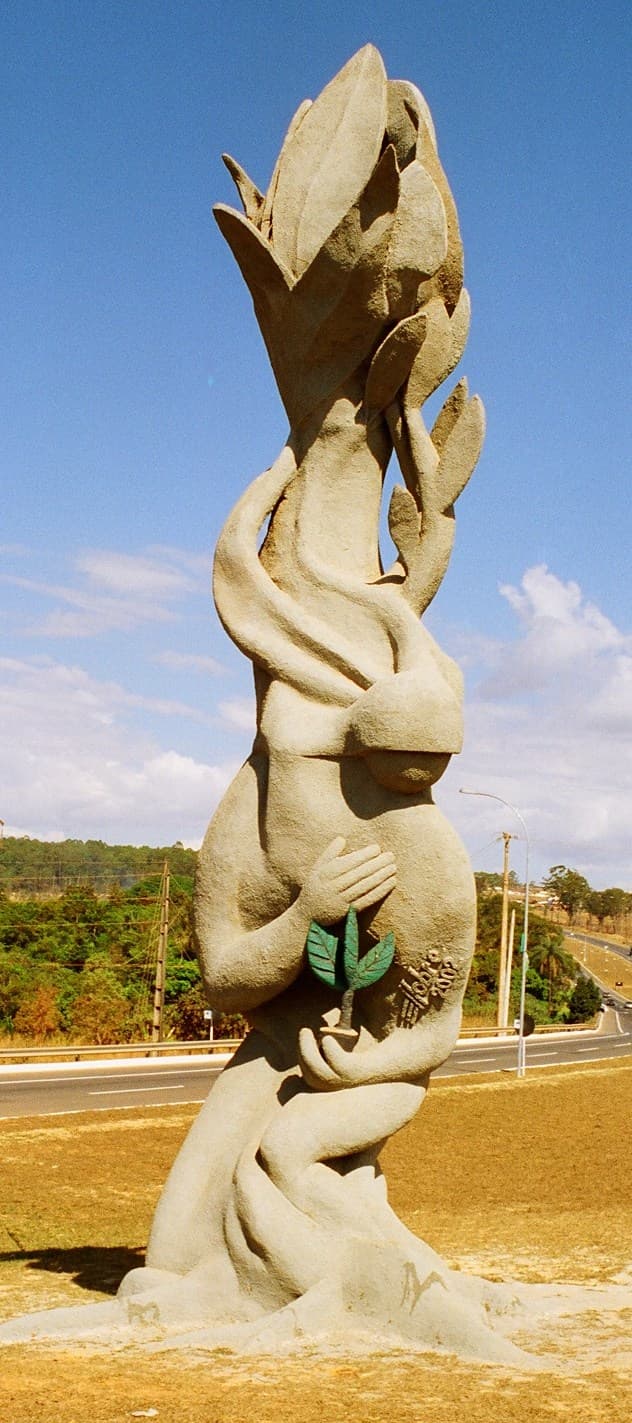 Escultura Vida, em concreto — entrada de Sobradinho (DF), 2002