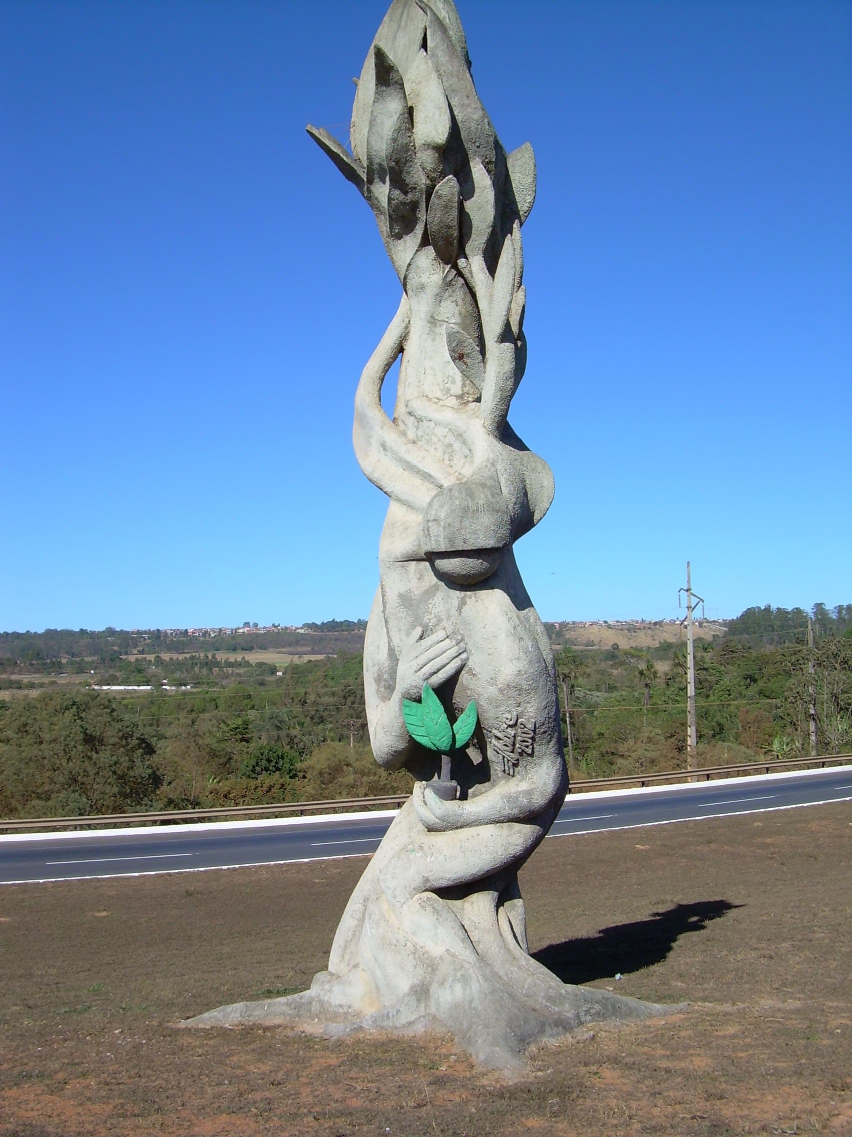 Escultura em concreto nº 6 — obra de Emicles Nogueira Nobre, escultor em Brasília (DF)
