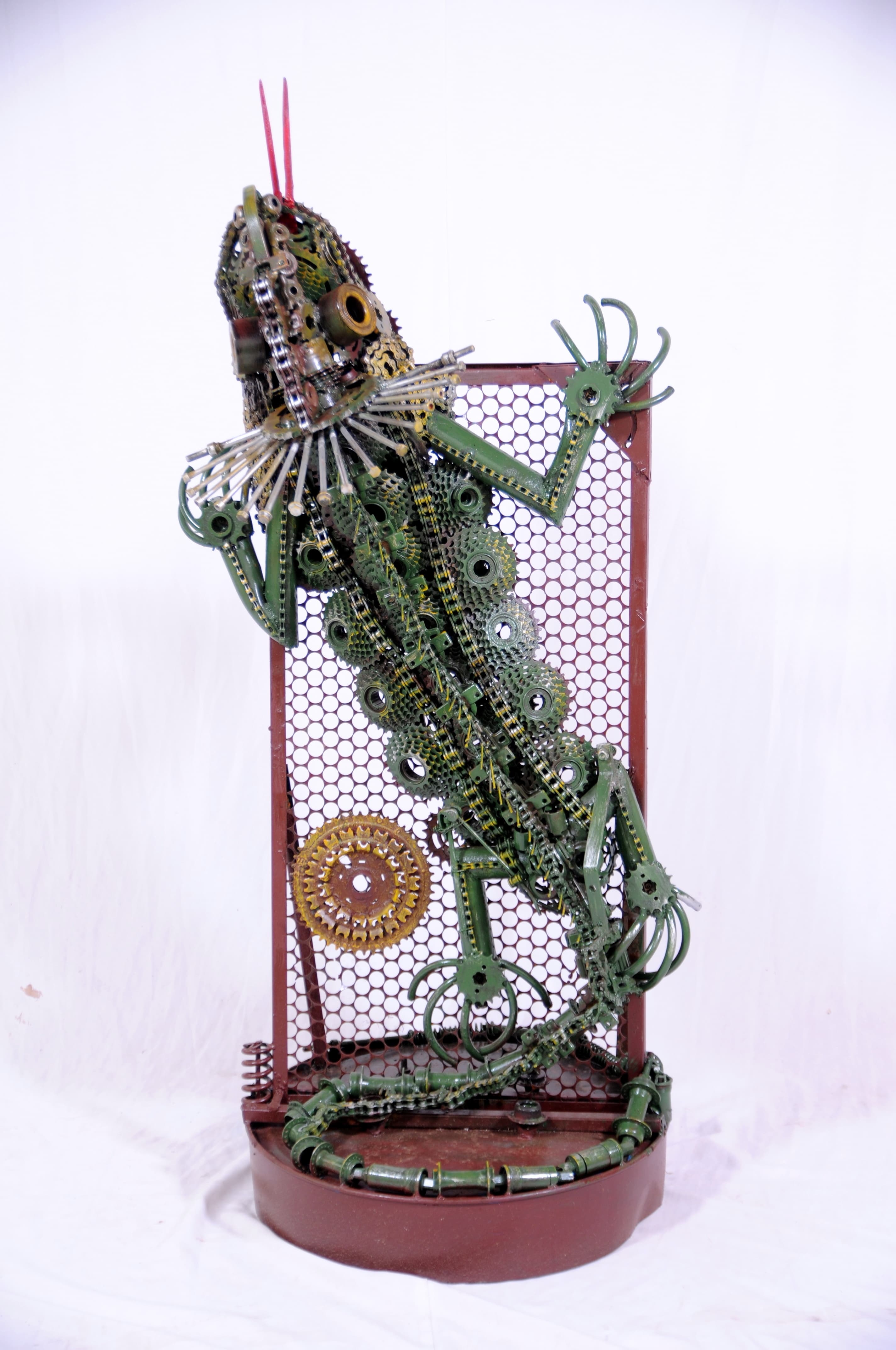 Escultura em sucata nº 5 — obra de Emicles Nogueira Nobre, escultor em Brasília (DF)